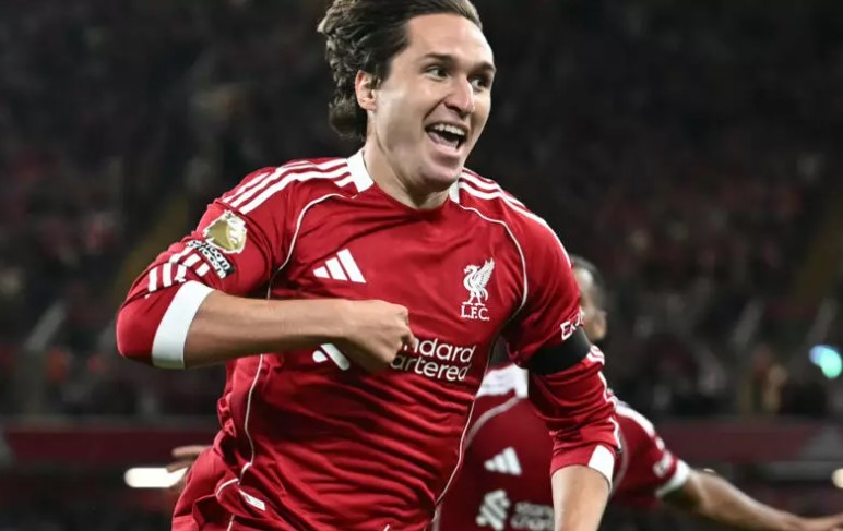 كييزا يمنح ليفربول فوزًا مثيرًا في انطلاقة الدوري الإنجليزي وتكريم مؤثر لجوتا